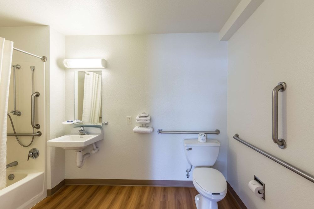 Motel 6 Klamath Falls, OR Standard Room, 2 Double Beds, Non Smoking 7