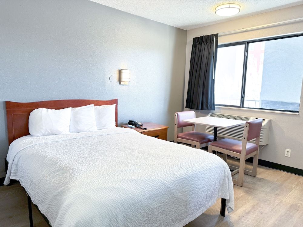 Super 7 Motel Standard Room, 1 Queen Bed 3