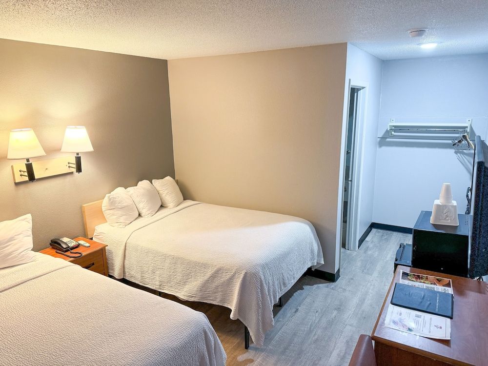 Super 7 Motel Standard Double Room, 2 Double Beds 3