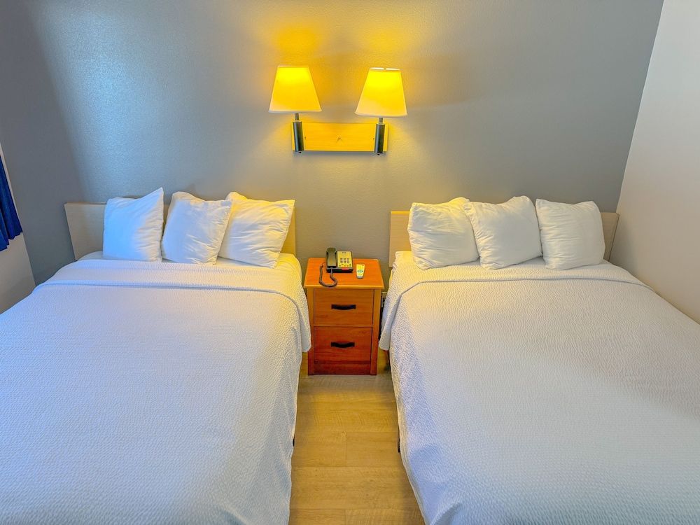 Super 7 Motel Standard Double Room, 2 Double Beds