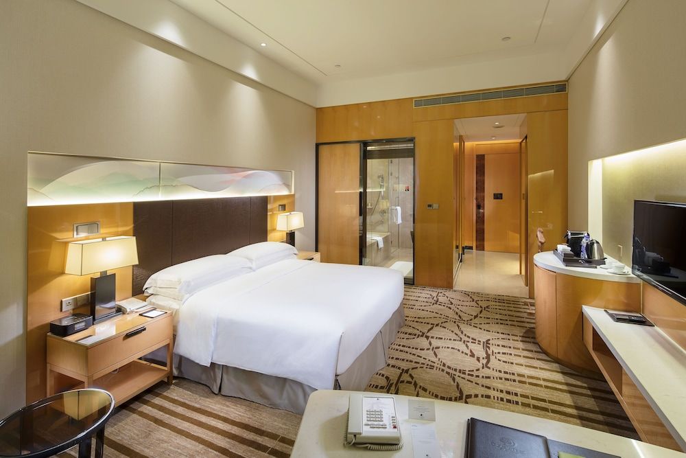 DoubleTree by Hilton Hangzhou East Room, 1 King Bed, Accessible 3