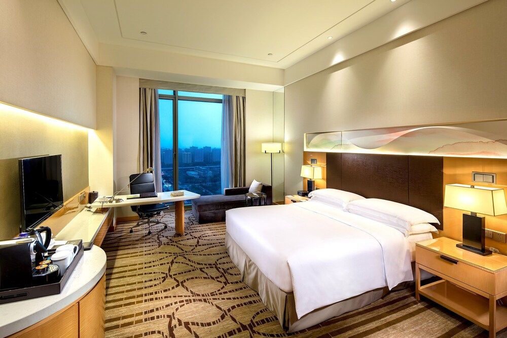 DoubleTree by Hilton Hangzhou East Room, 1 King Bed, Accessible 2