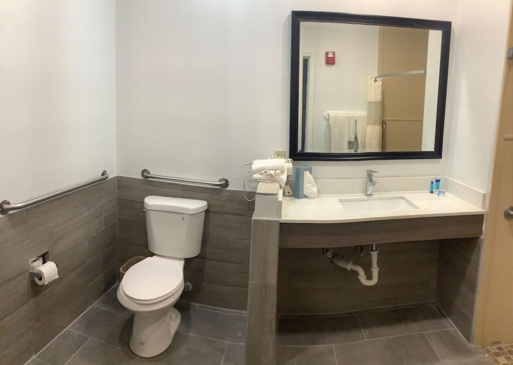 Americas Best Value Inn & Suites San Benito Suite, 1 King Bed, Accessible, Non Smoking 5