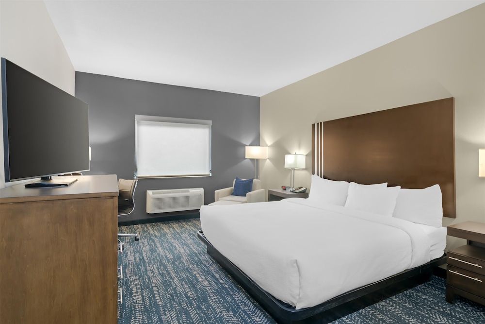 Standard Room, 1 King Bed, Accessible, Non Smoking (Bathtub)