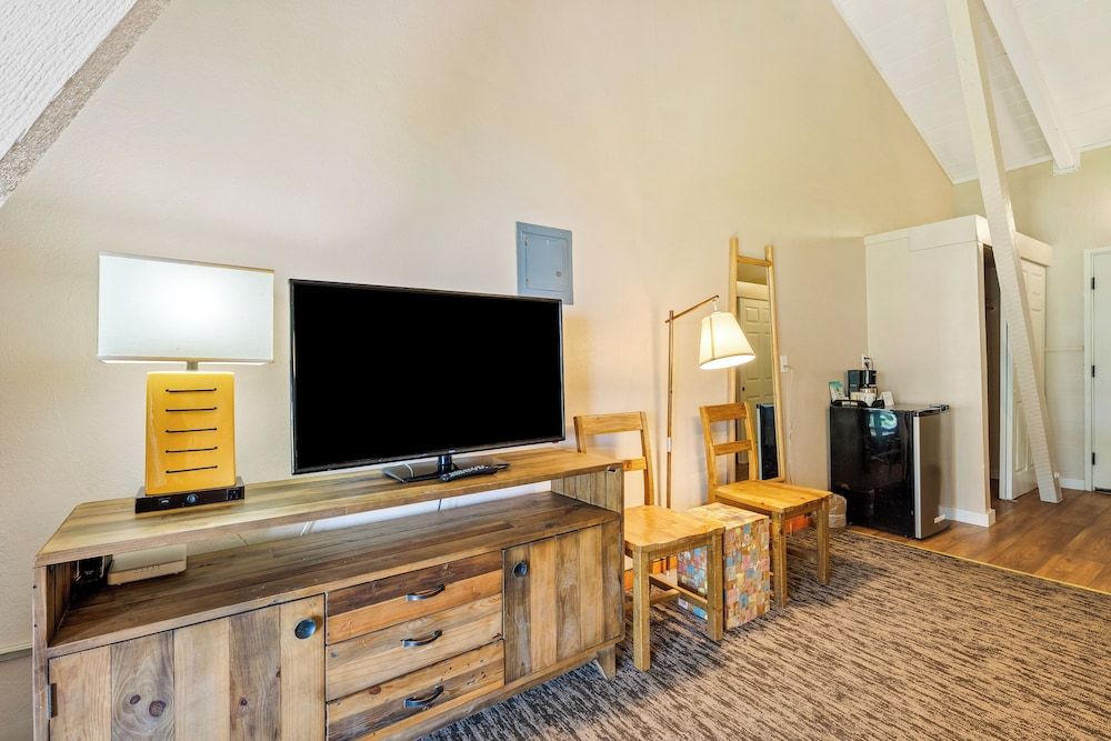 The ISO by Castle Deluxe Room, Ocean View (2nd Floor - stair access only) 6