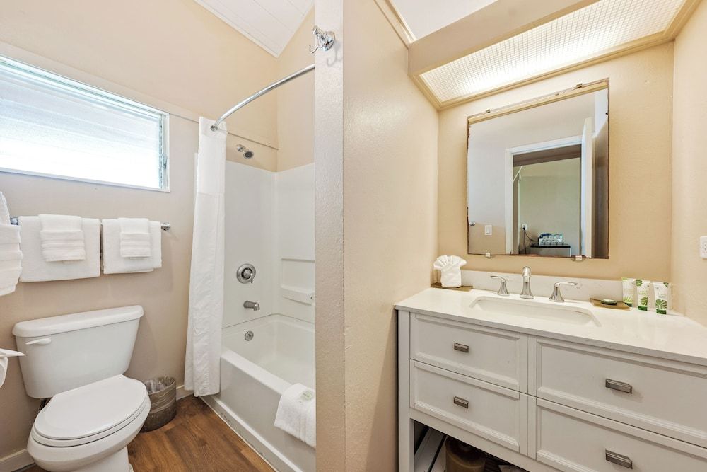 The ISO by Castle Deluxe Room, Ocean View (2nd Floor - stair access only) 5