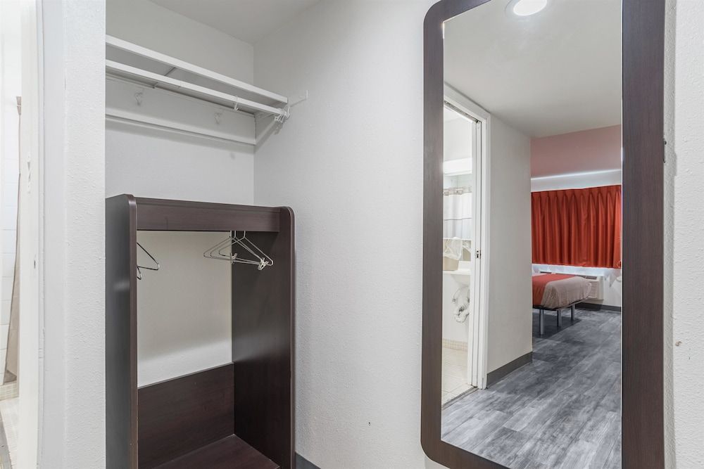 Motel 6 Barstow, CA - Route 66 Standard Room, 1 King Bed, Non Smoking 7