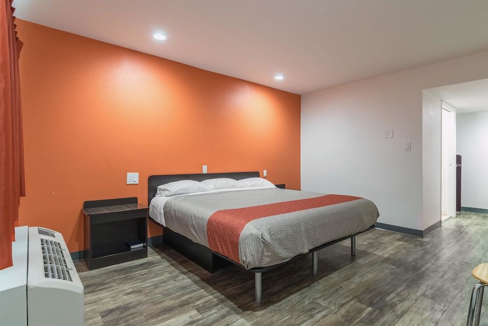 Motel 6 Barstow, CA - Route 66 Standard Room, 1 King Bed, Non Smoking 5