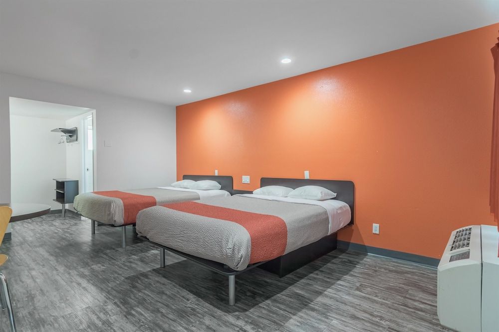 Motel 6 Barstow, CA - Route 66 Standard Room, 2 Queen Beds, Non Smoking 3