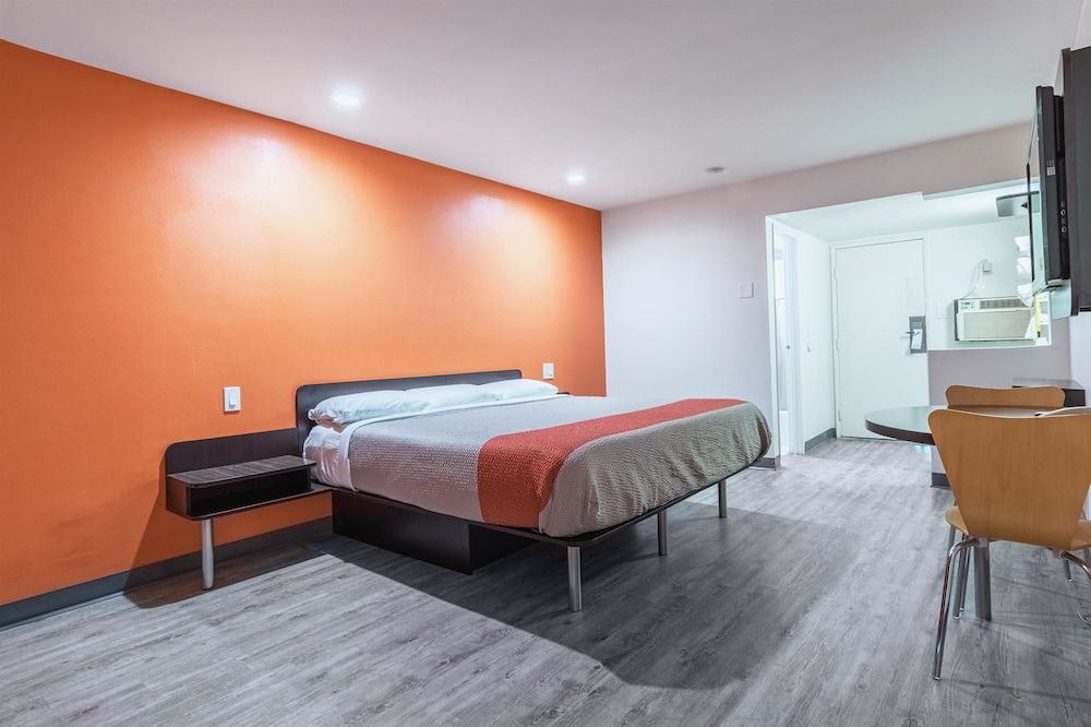 Motel 6 Barstow, CA - Route 66 Standard Room, 1 King Bed, Non Smoking 3