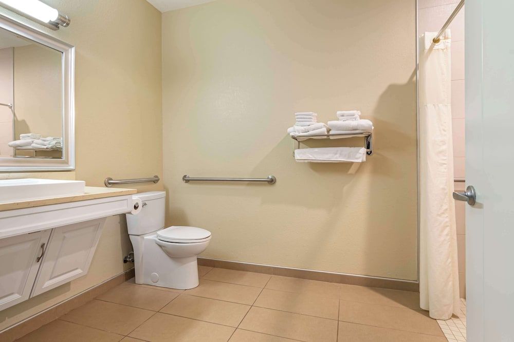 Best Western On The River Standard Room, 2 Queen Beds, Accessible, Refrigerator & Microwave 5