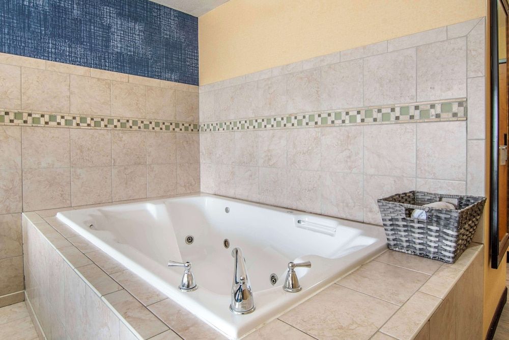 Best Western On The River Suite, 1 King Bed, Non Smoking, Jetted Tub 4