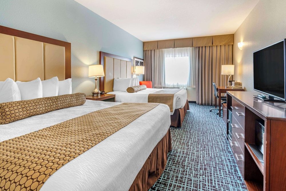 Best Western On The River Standard Room, 2 Queen Beds, Accessible, Refrigerator & Microwave 3