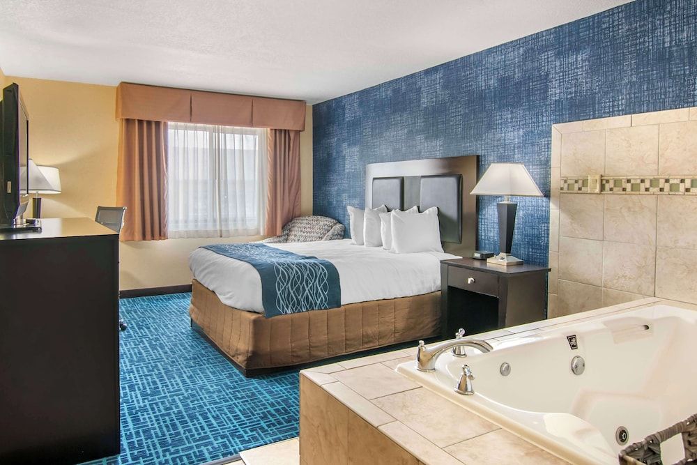 Best Western On The River Suite, 1 King Bed, Non Smoking, Jetted Tub 2