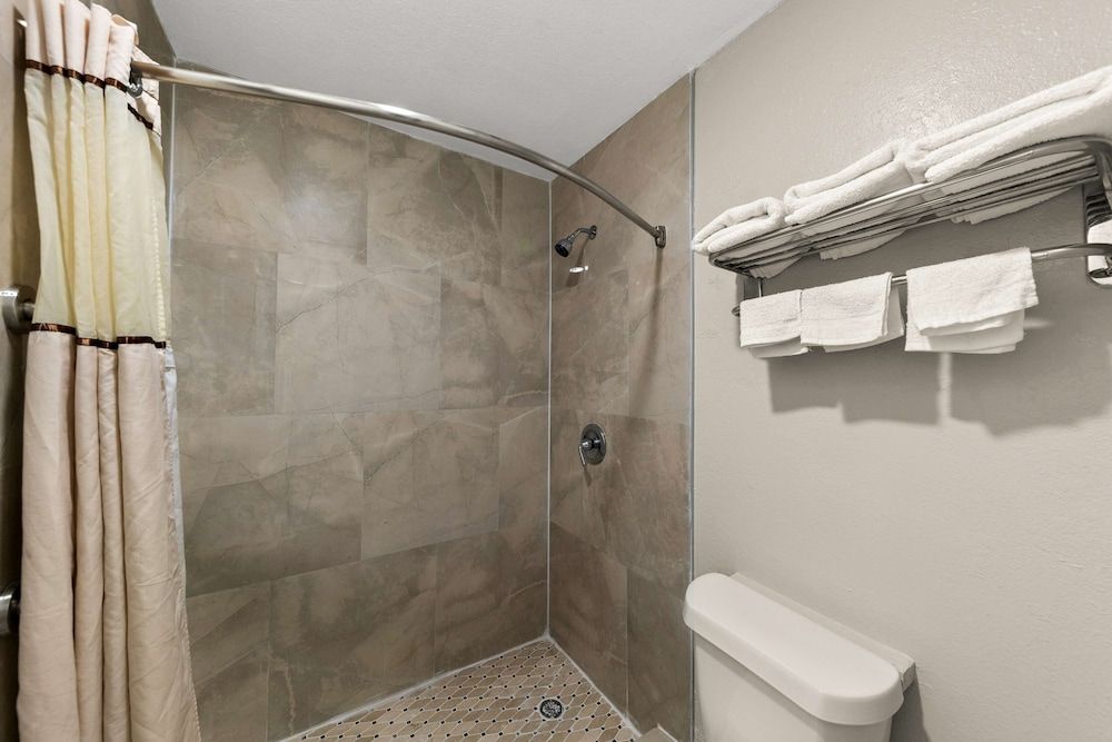 Americas Best Value Inn Bonham Room, 1 King Bed, Non Smoking 5