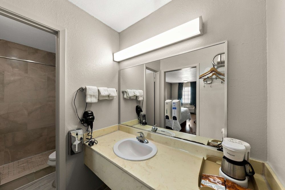 Americas Best Value Inn Bonham Room, 1 King Bed, Non Smoking 4