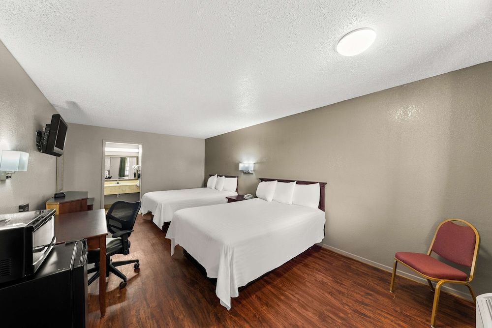 Americas Best Value Inn Bonham Room, 2 Queen Beds, Smoking 3