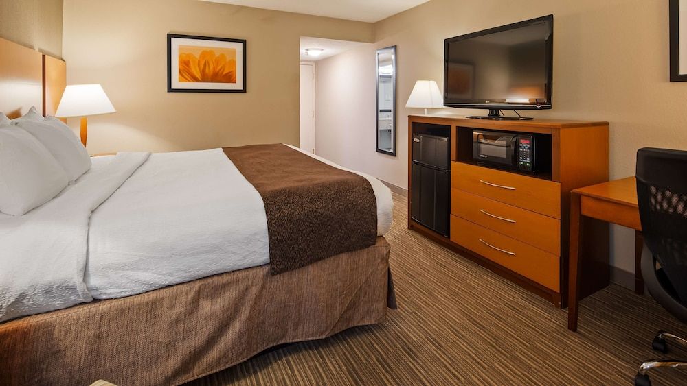 Standard Room, 1 King Bed, Accessible, Bathtub