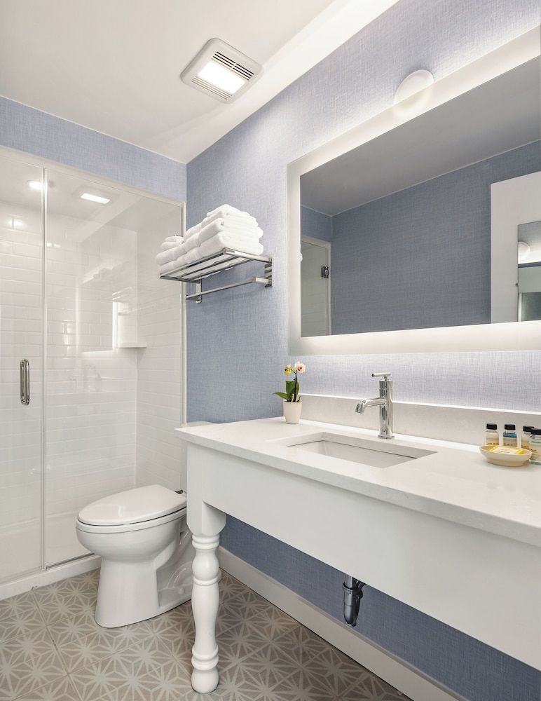 Nantucket Inn Traditional Room, 1 King Bed 4