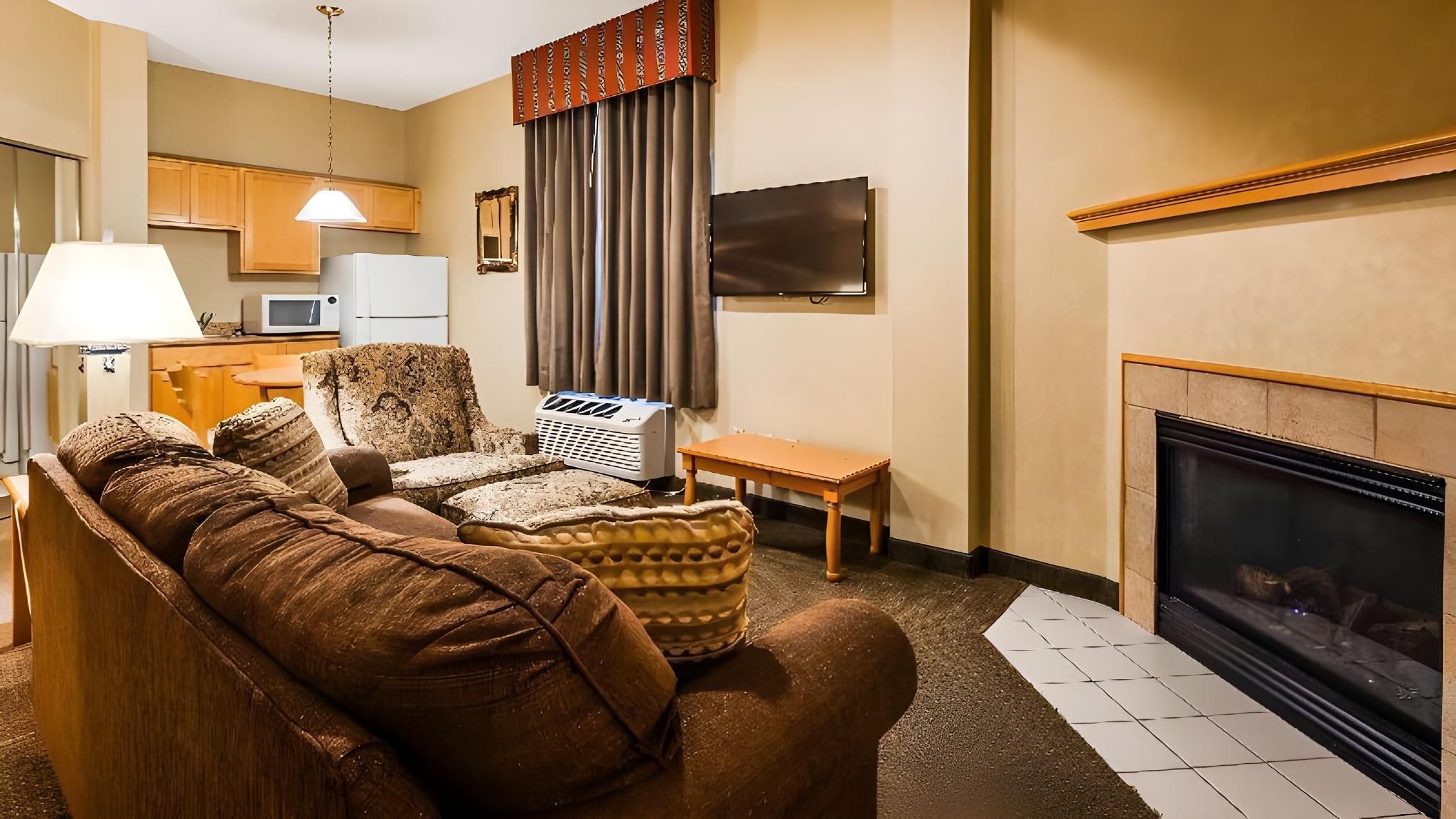 Suite - 1 King 1 Queen, Nonsmoking, Two Rooms, Whirlpool, Fireplace, Living Room, Main Building