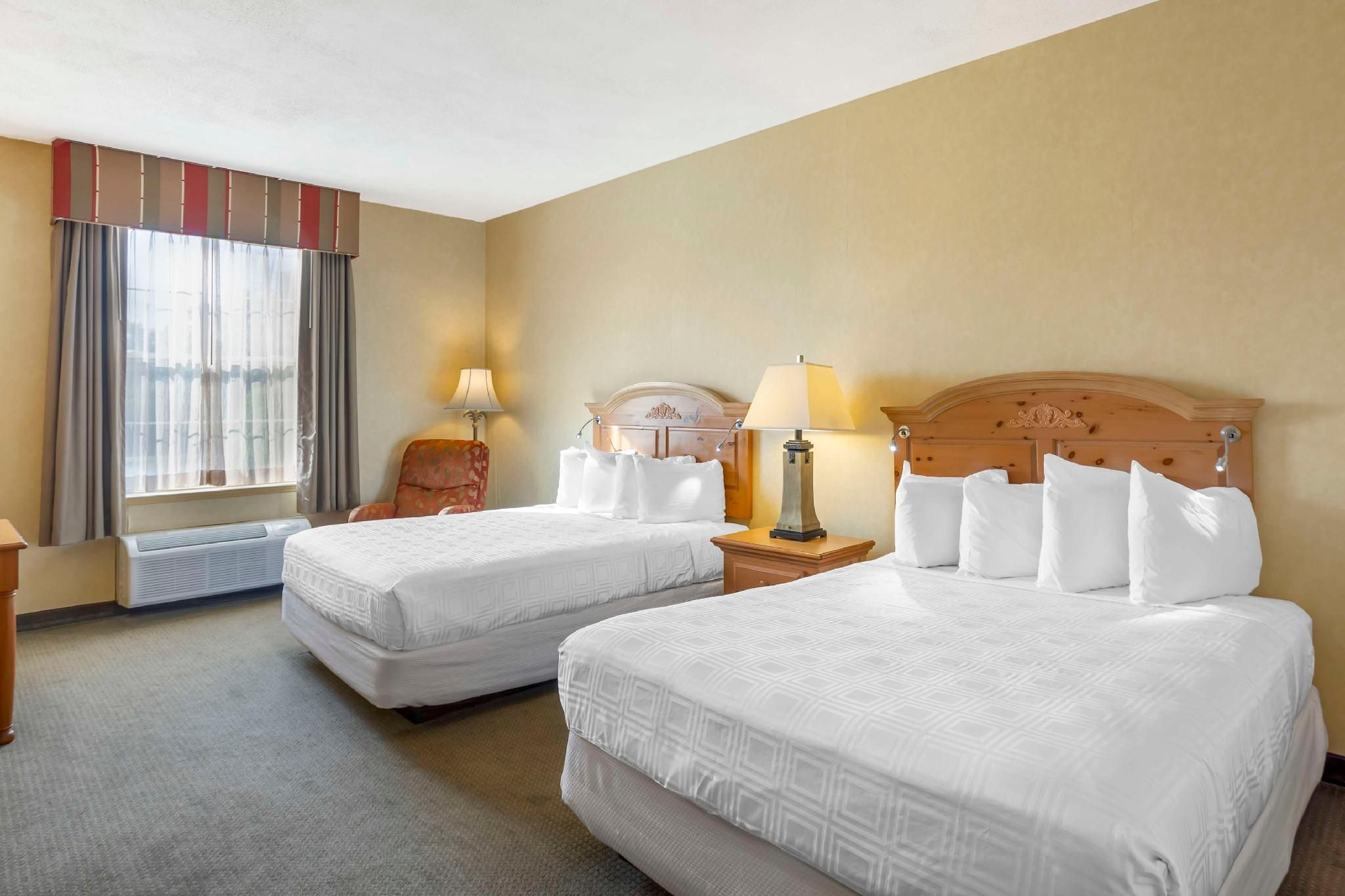 2 Queen Beds, Nonsmoking, Main Building, Recliner
