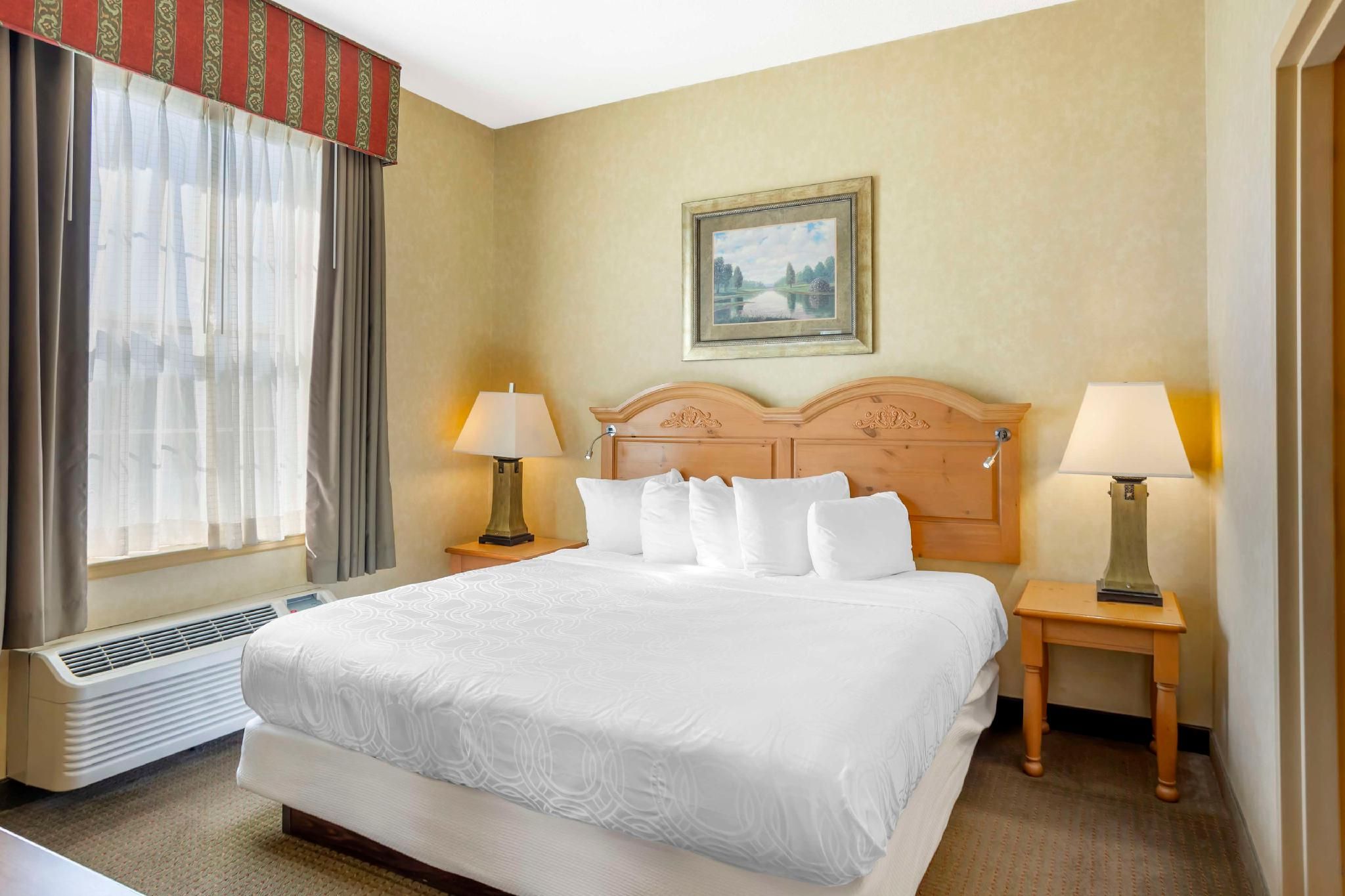 Suite - 1 King 1 Queen, Nonsmoking, Two Rooms, Whirlpool, Fireplace, Living Room, Main Building