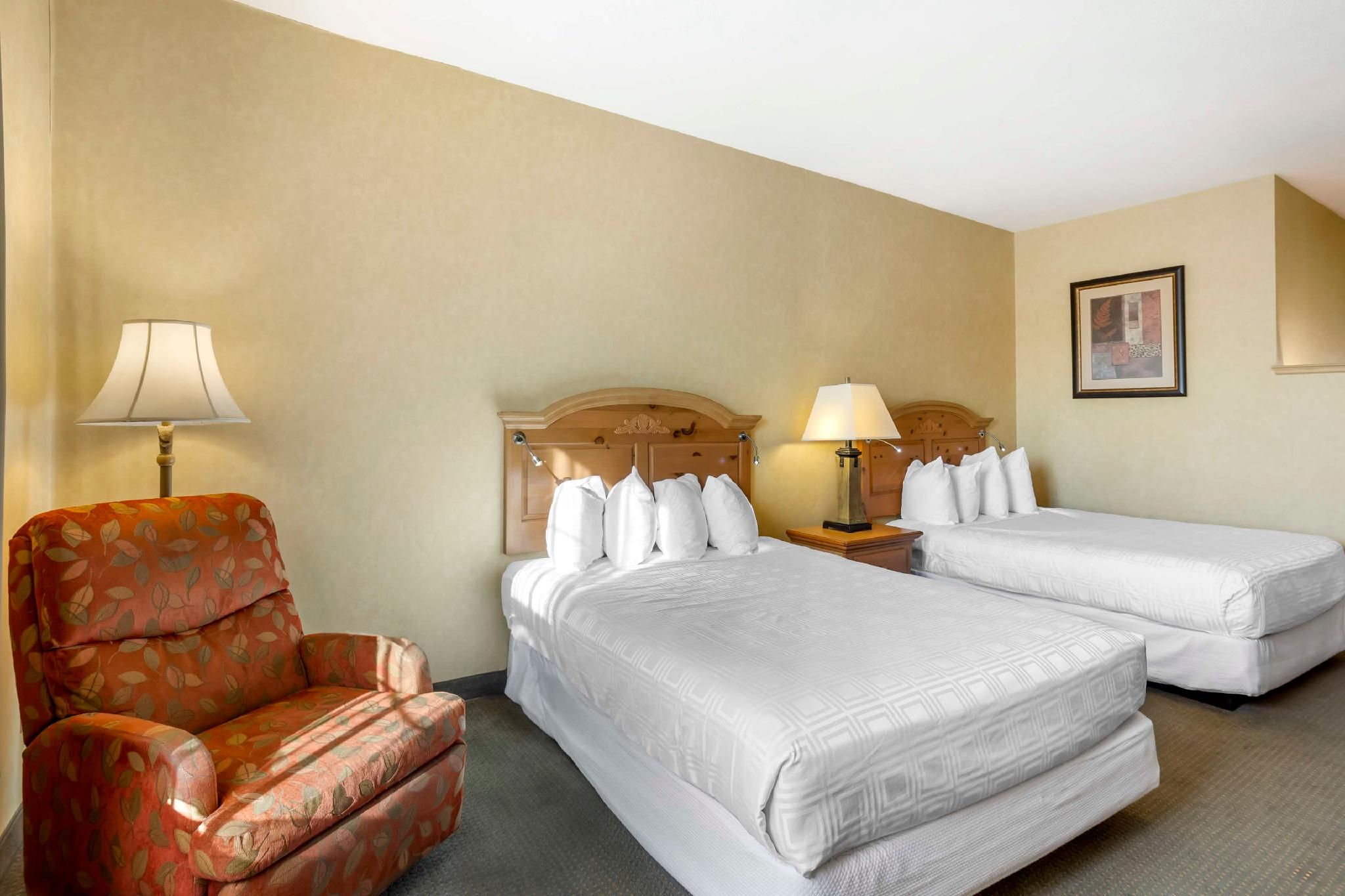 2 Queen Beds, Nonsmoking, Main Building, Recliner