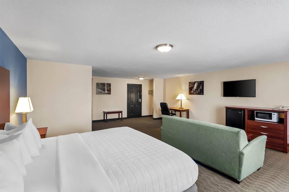 Rodeway Inn Suite, 1 King Bed with Sofa bed, Non Smoking 2