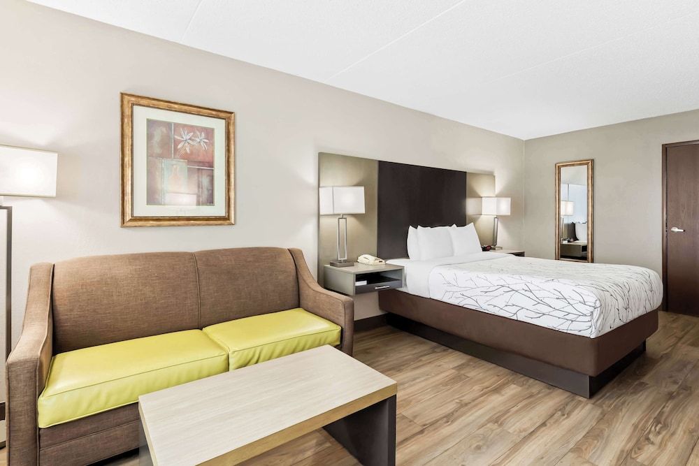 Standard Room, 1 Queen Bed, Accessible, Bathtub
