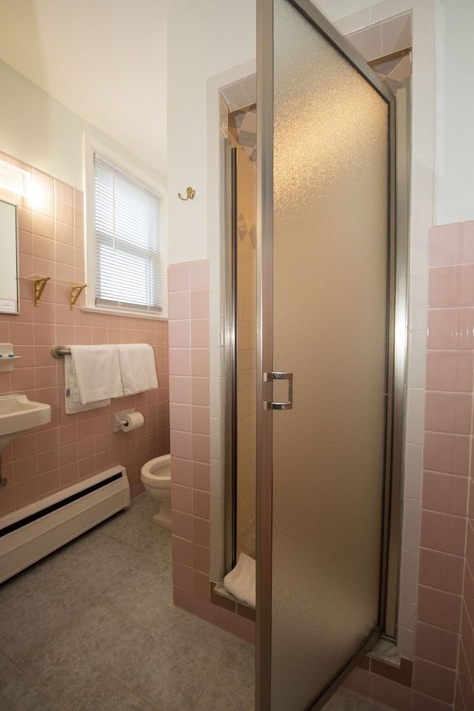 Simmons Motel Two Double Beds 3