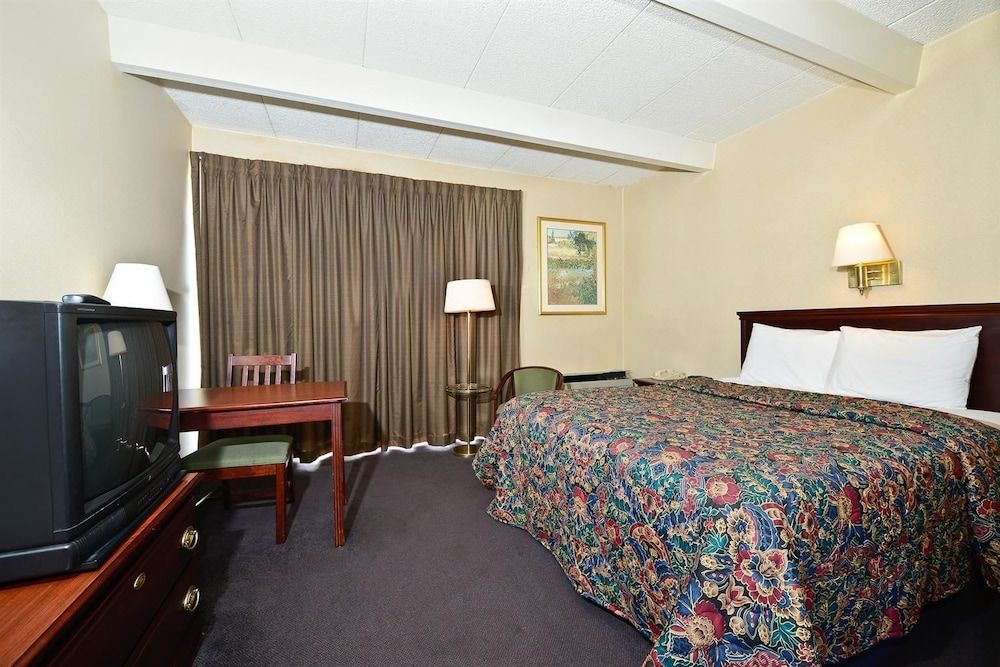 Room, 1 King Bed, Non Smoking, Jetted Tub
