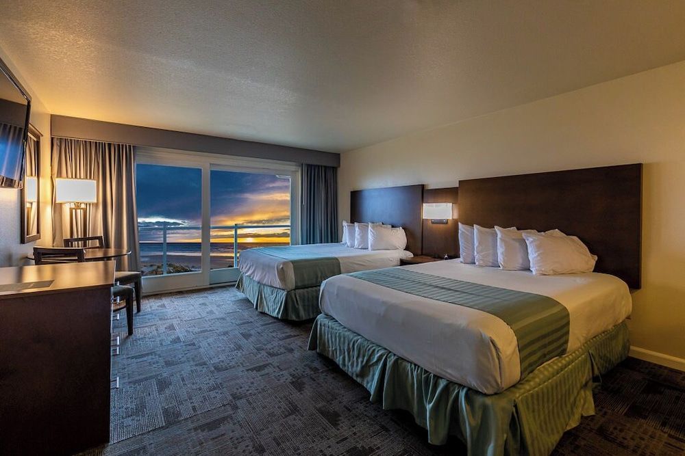 Deluxe Room, 2 Queen Beds, Kitchen, Oceanfront