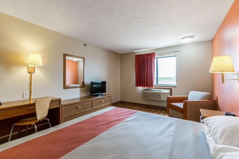 Motel 6 Percival, IA Deluxe Room, 1 King Bed, Non Smoking, Refrigerator 5