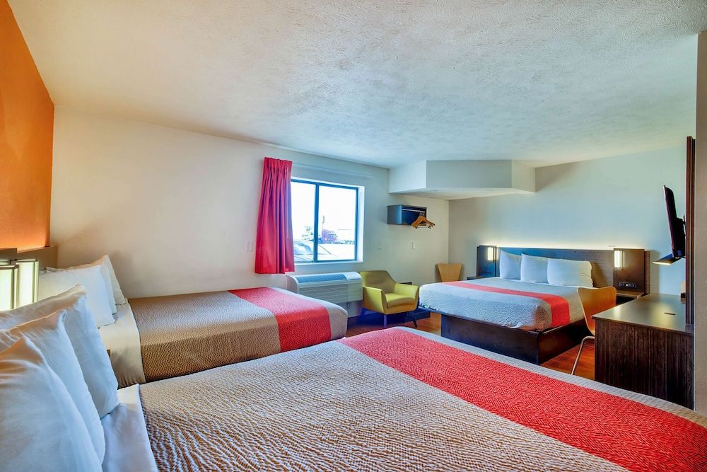 Motel 6 Percival, IA Deluxe Room, Multiple Beds, Non Smoking, Refrigerator 2