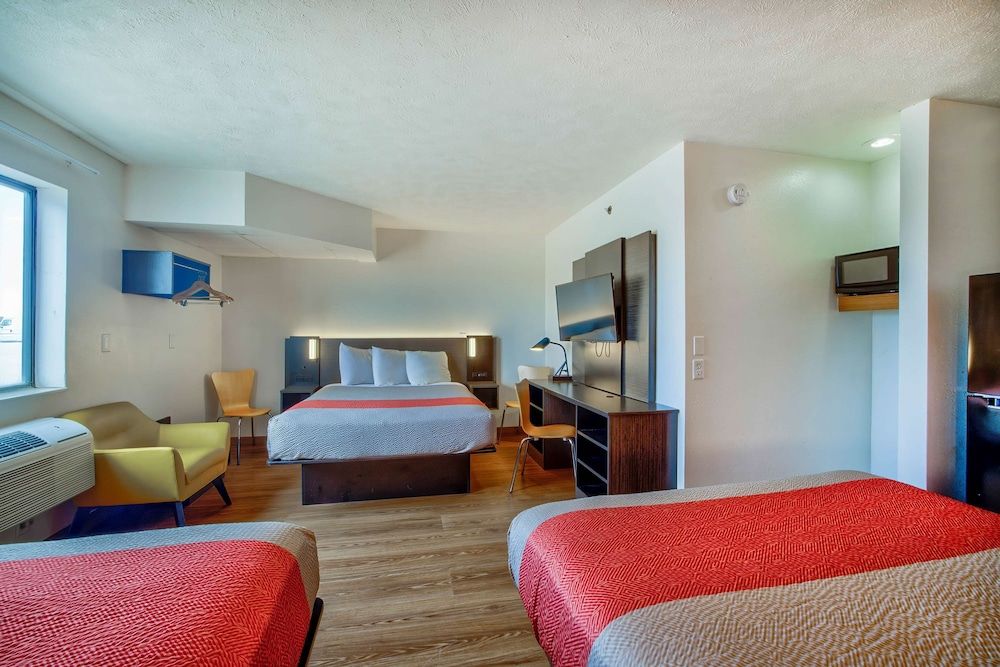 Motel 6 Percival, IA Deluxe Room, Multiple Beds, Non Smoking, Refrigerator 3