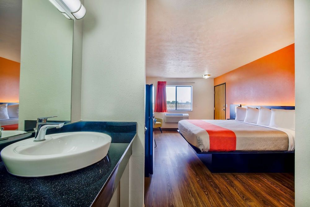 Motel 6 Percival, IA Deluxe Room, 1 King Bed, Non Smoking, Refrigerator 2