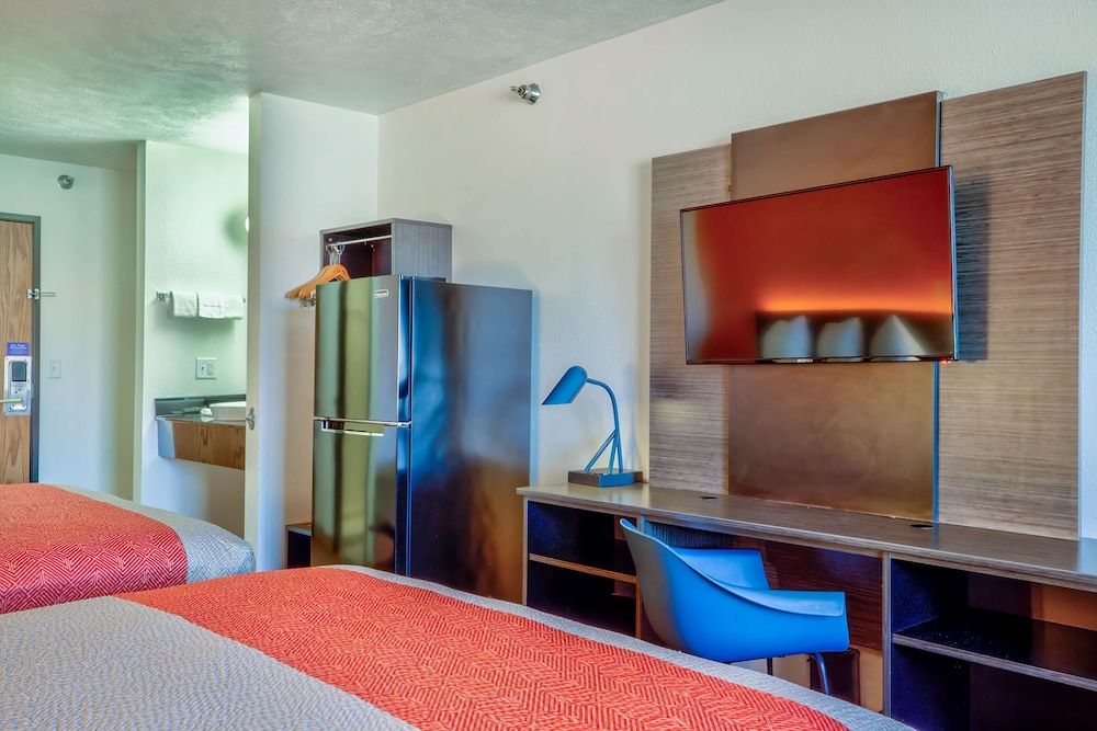 Motel 6 Percival, IA Deluxe Room, 2 Queen Beds, Non Smoking, Refrigerator 3