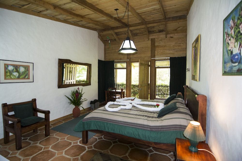 Bosque de Paz Junior Suite, 1 King Bed, Mountain View 4