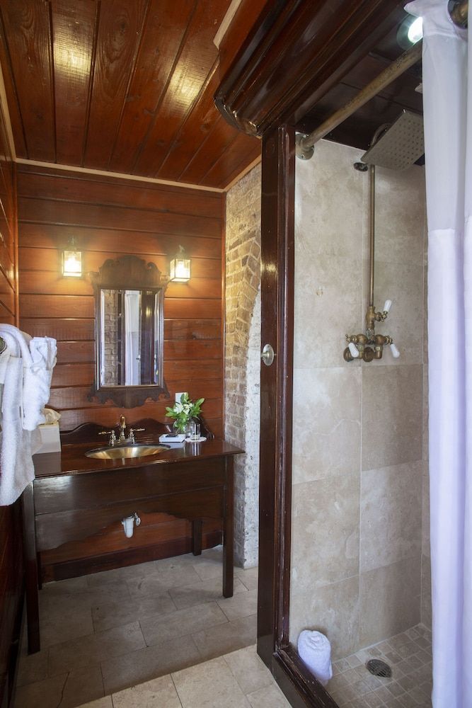Copper and Lumber Store Hotel Contemporary Suite 5