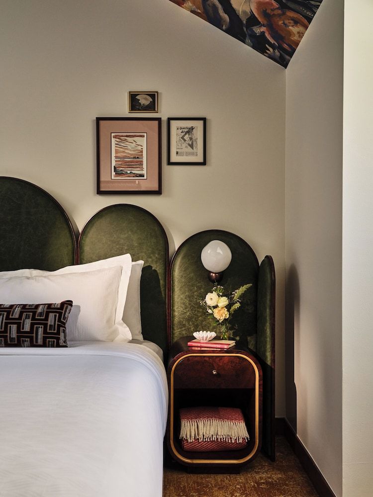 The Crawford Hotel Room (Pullman) 3