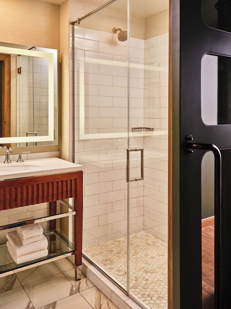 The Crawford Hotel Room (Pullman) 5