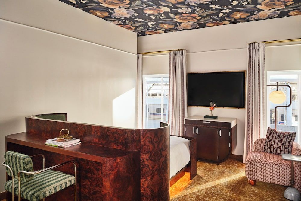 The Crawford Hotel Room (Pullman) 6