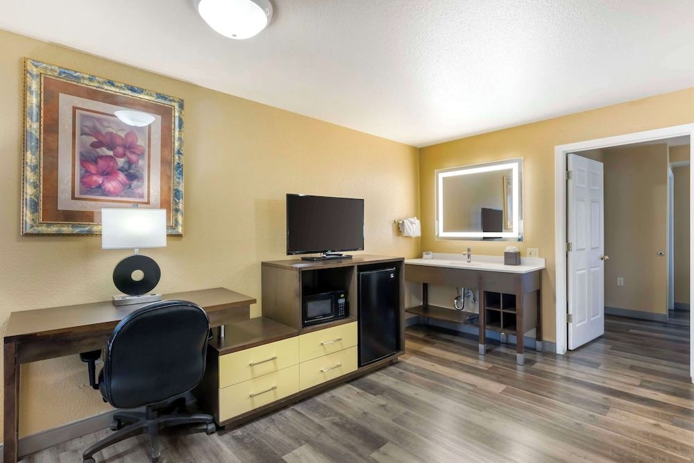 Best Western Fallon Inn & Suites Standard Room, Multiple Beds, Non Smoking, Refrigerator & Microwave (Oversized Room) 6