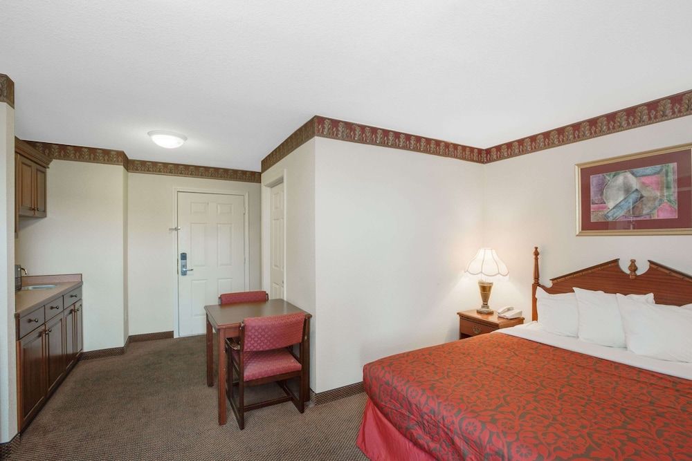 Studio Suite, 1 Queen Bed, Non Smoking