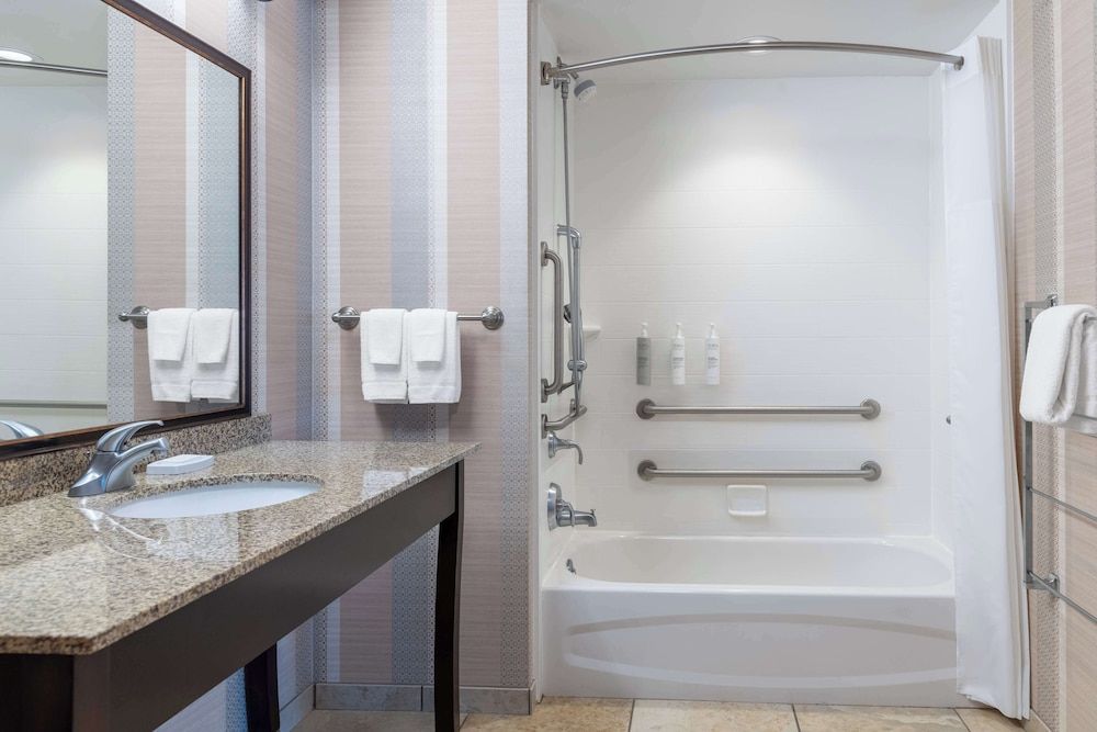 Room, 1 King Bed, Accessible, Bathtub (Hearing)