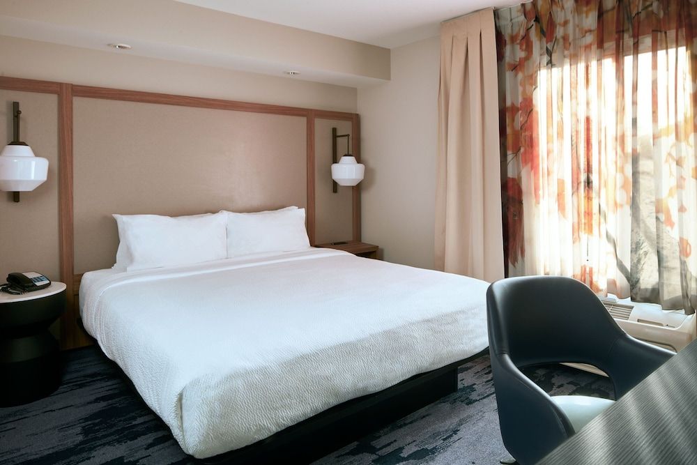 Room, 1 King Bed (Mobility/Hearing Access, Roll-In Shwr)