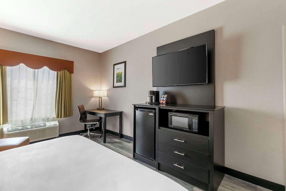 Best Western Plus Des Moines West Inn & Suites Standard Room, 1 King Bed, Accessible, Non Smoking 2