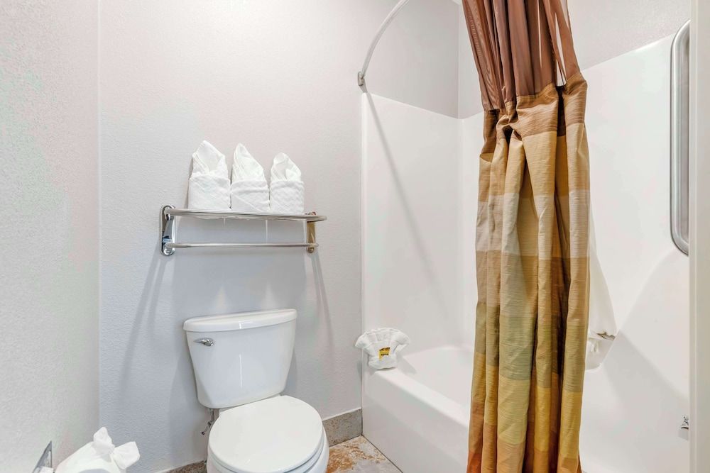 Best Western Plus Des Moines West Inn & Suites Suite, 2 Queen Beds, Non Smoking, Refrigerator & Microwave 3