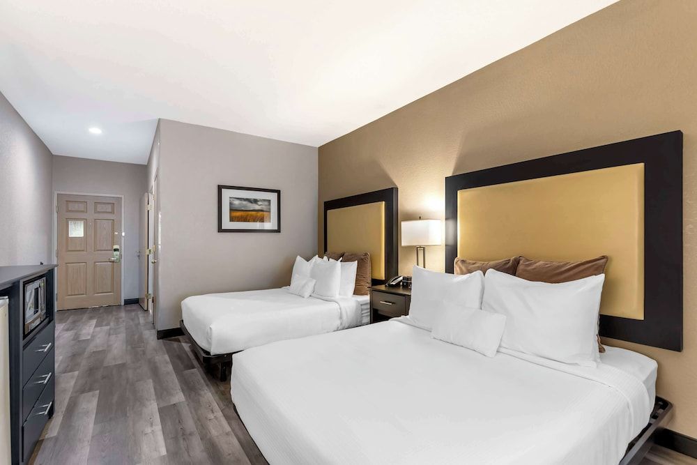 Best Western Plus Des Moines West Inn & Suites Suite, 2 Queen Beds, Accessible, Bathtub (with Sofabed) 2