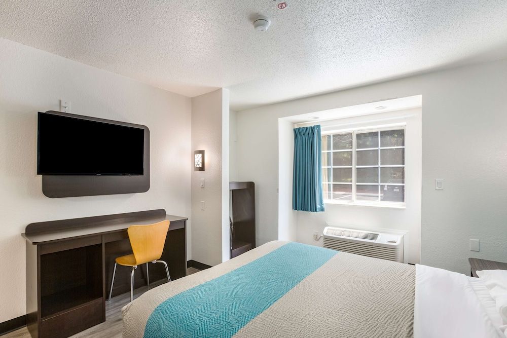 Motel 6 Smyrna, GA - Atlanta Deluxe Room, 1 King Bed, Non Smoking, Refrigerator & Microwave 5